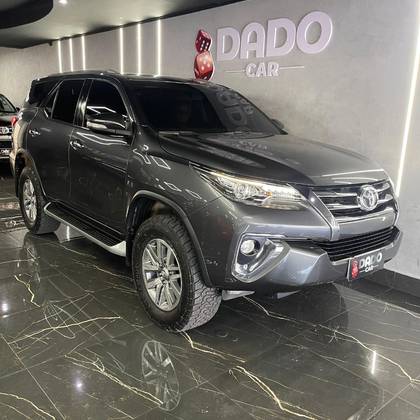 TOYOTA HILUX SW4 2.8 SRX 4X4 7 LUGARES 16V TURBO INTERCOOLER DIESEL 4P AUTOMÁTICO TOYOTA HILUX SW4 2.8 SRX 4X4 7 LUGARES 16V TURBO INTERCOOLER DIESEL 4P AUTOMÁTICO